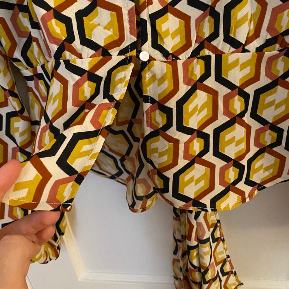 F21 Contemporary Geometric Low VNeck Blouse Sz L - Picture 6 of 7